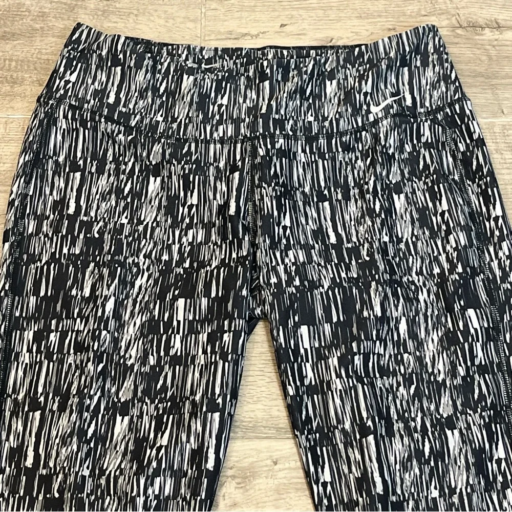 Nike Women’s Power Poly Screen Printed Capri Crop Legging Pant Size Medium Black